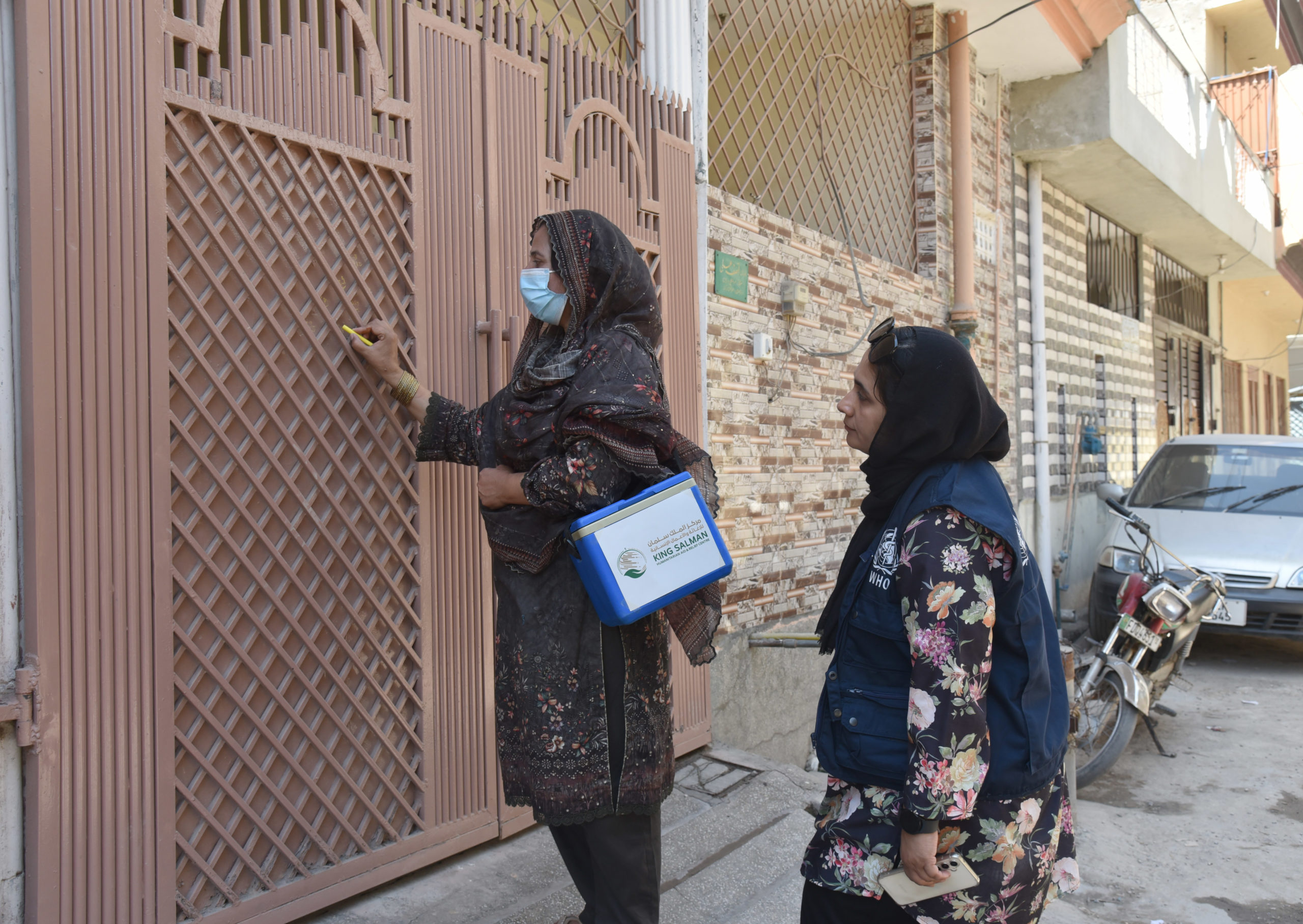 Lubna marks a house after vaccination in Islamabad during the April 2026 polio campaign. © Hamid Inam/WHO Pakistan 
