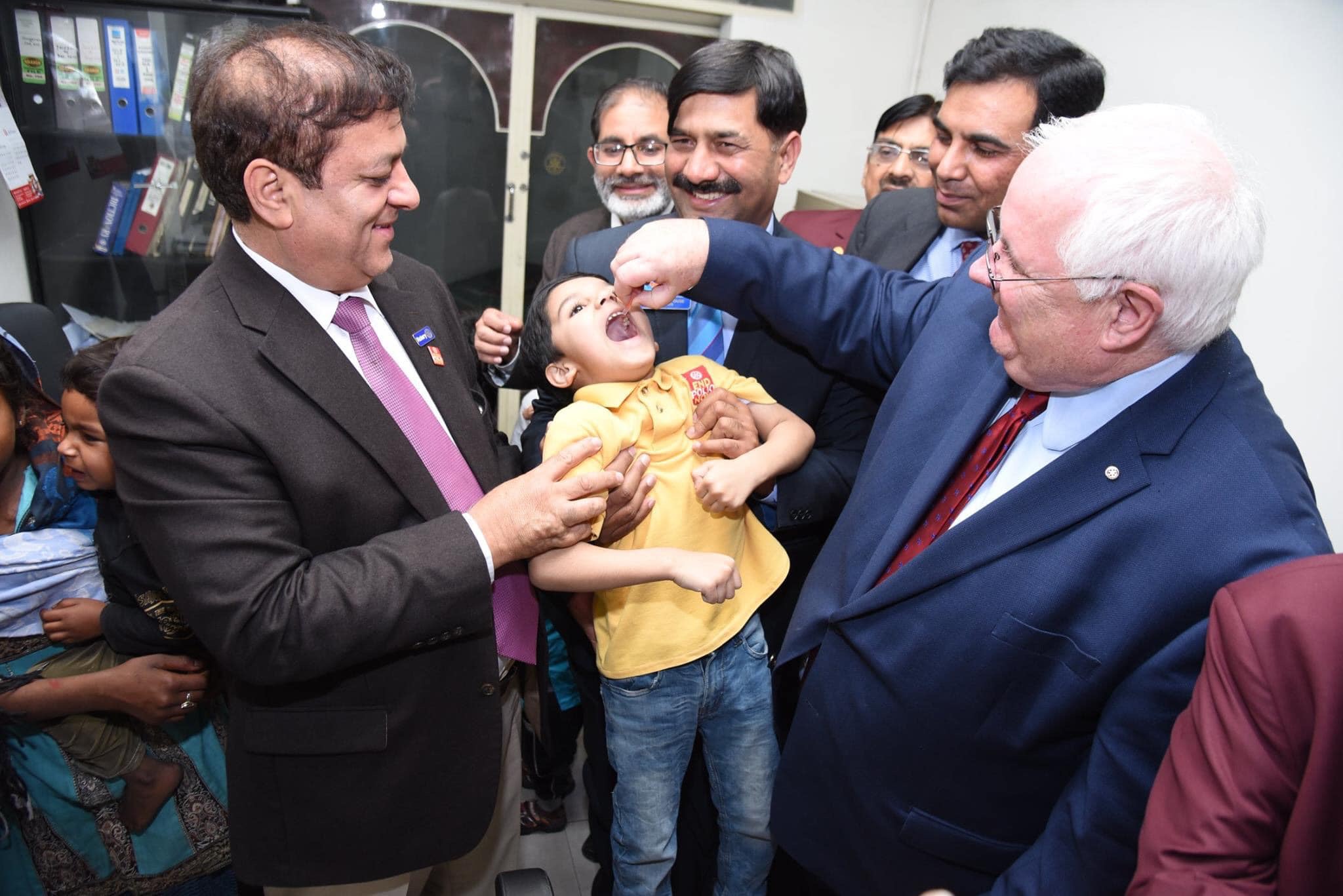Mike McGovern vaccinating a child. ©Rotary